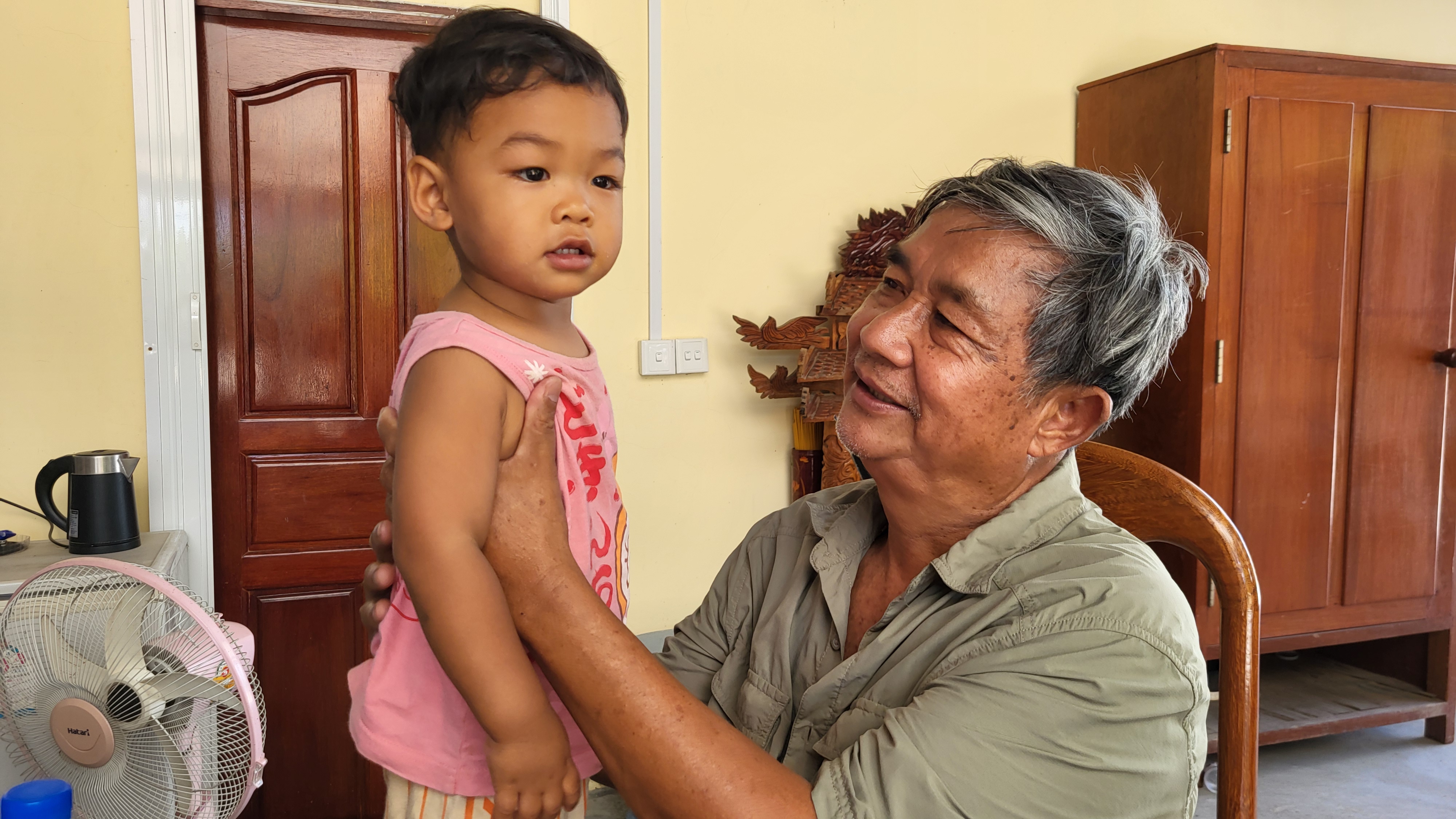 Projektpartner Heng mit einem Kind im Comped Home.